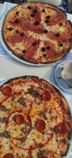 Pizzas de pepperoni y jamón